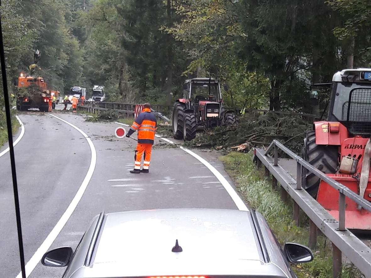Aufräumarbeiten auf der Bundesstraße