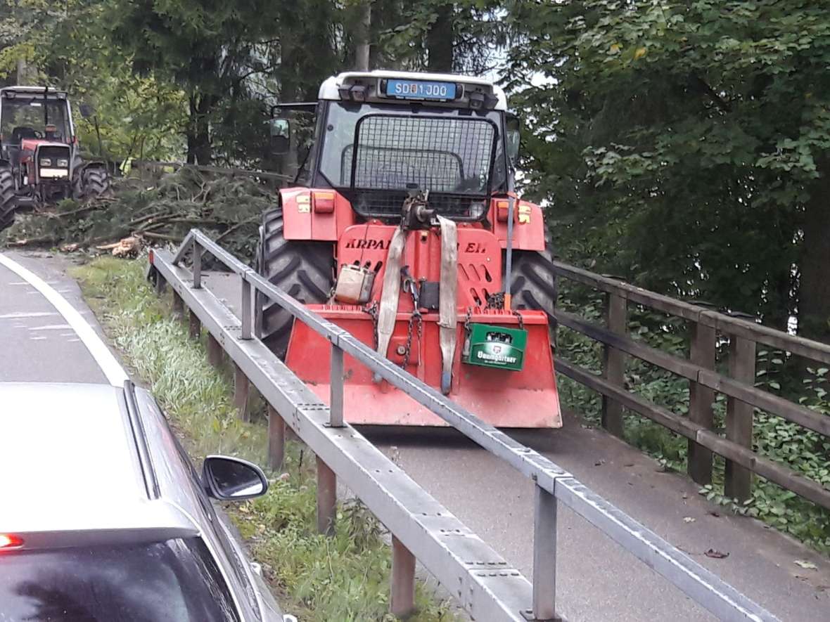 Ein Traktor am Straßenrand