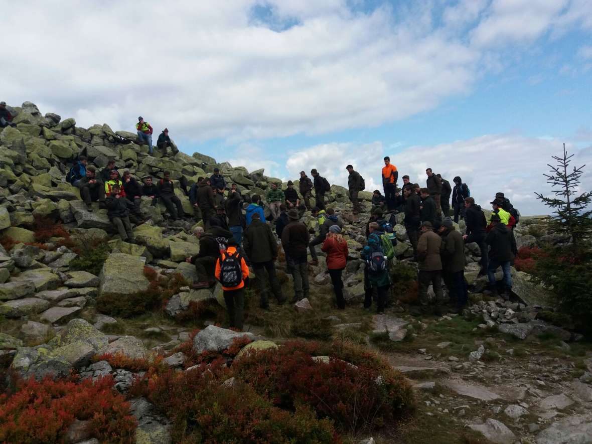 Eine Schülergruppe beim Anstieg auf den Lusen
