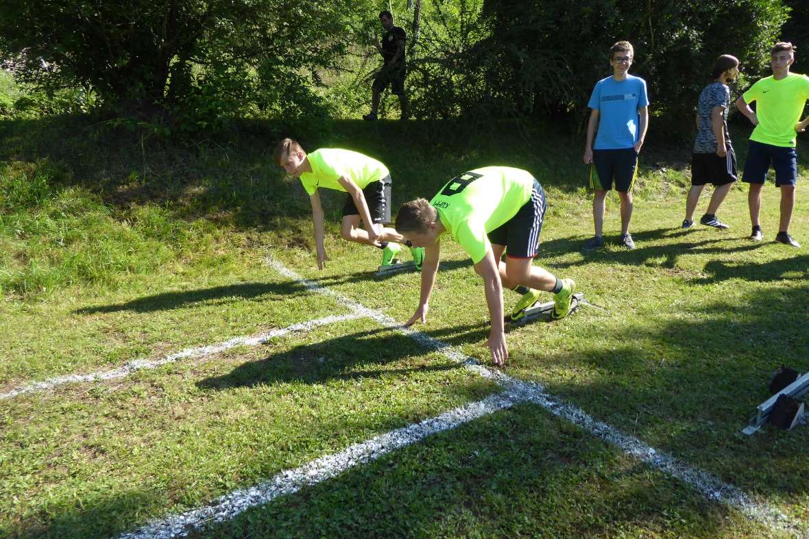 Zwei Schüler am Start zum Sprint