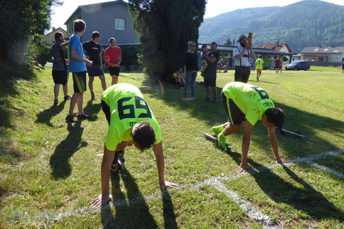 Zwei Schüler am Start zum Sprint