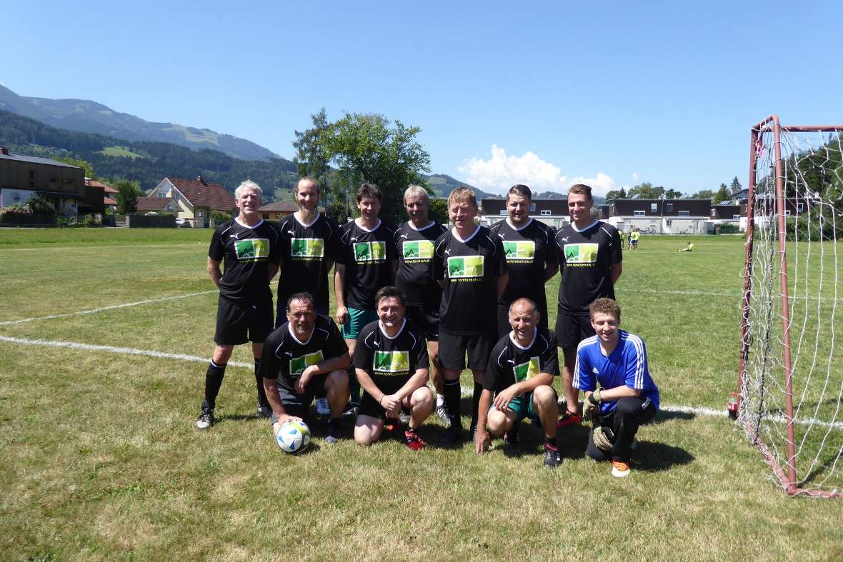 Lehrerfußballmannschaft im schwarzen Heimdress