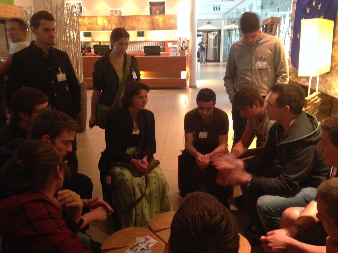 Schülerinnen und Schüler bei einer Gruppendiskussion