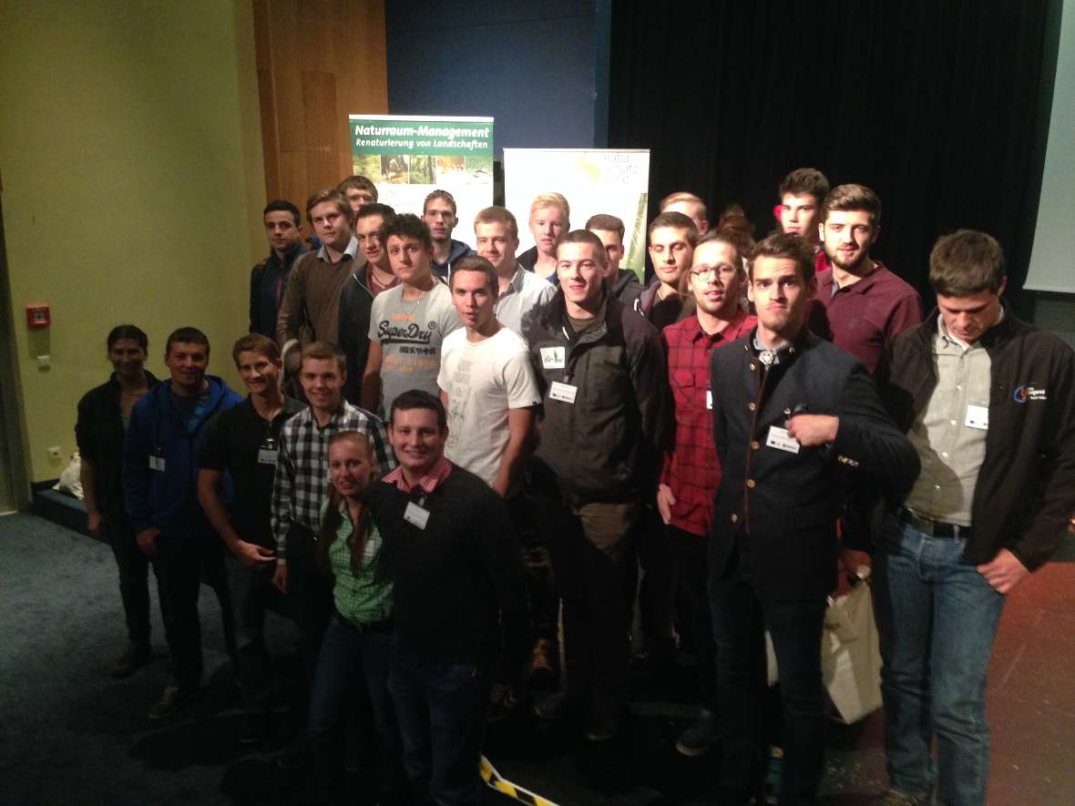 Der gesamte Aufbaulehrgang drei vor einem Plakat