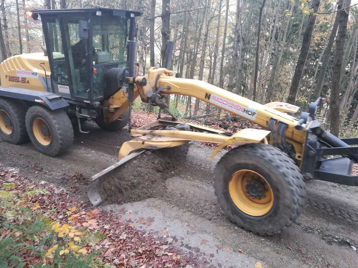 Schweres Gerät beim Sanieren einer Forststraße