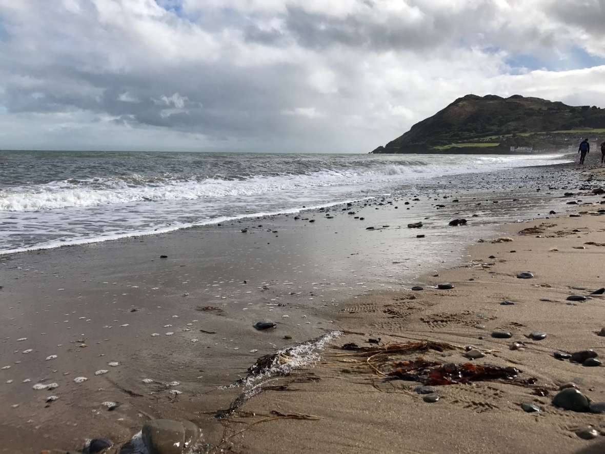 Strandspaziergang mit Wellen