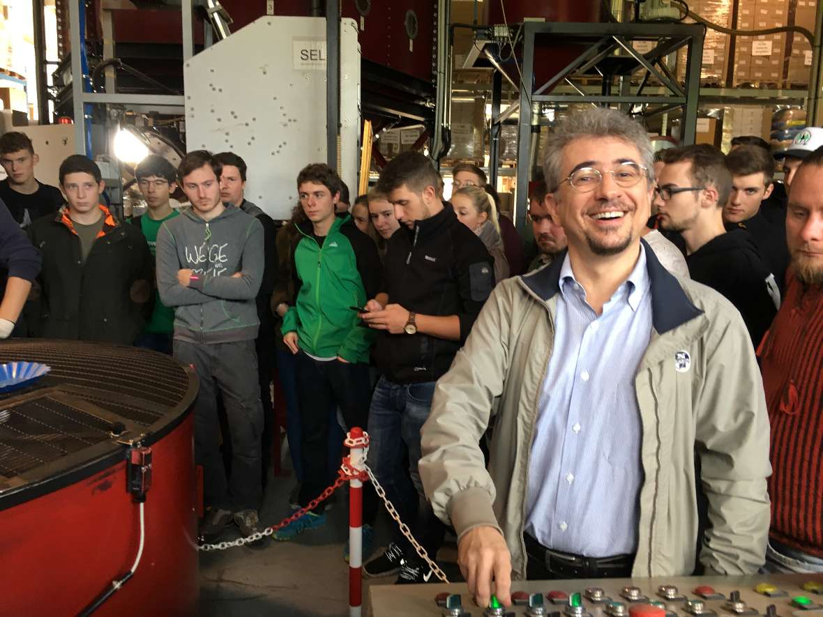 Firmenleiter Polojaz bei der Röstmaschine