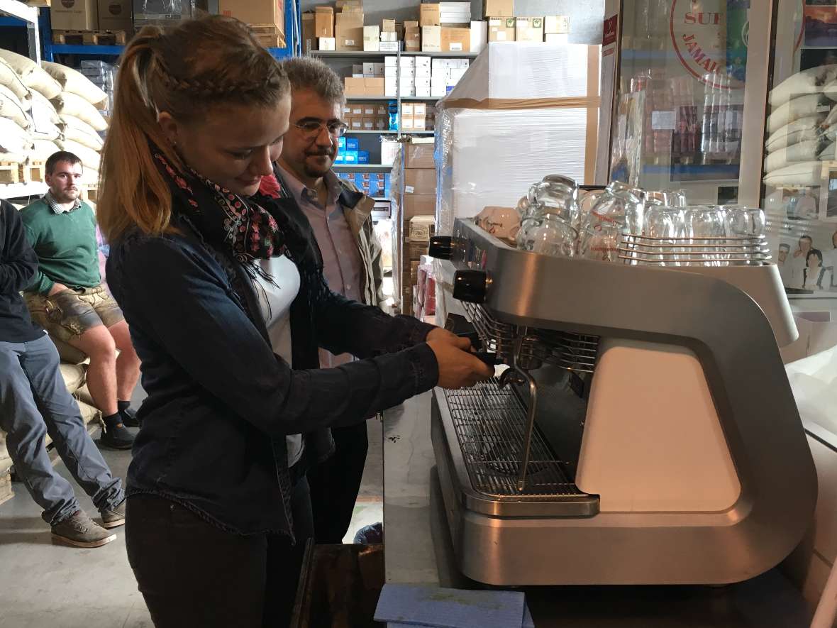 Schuelerin macht einen guten Espresso