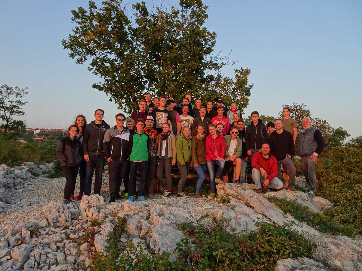 Gruppenfoto im Karst beim Winzer Lupinc