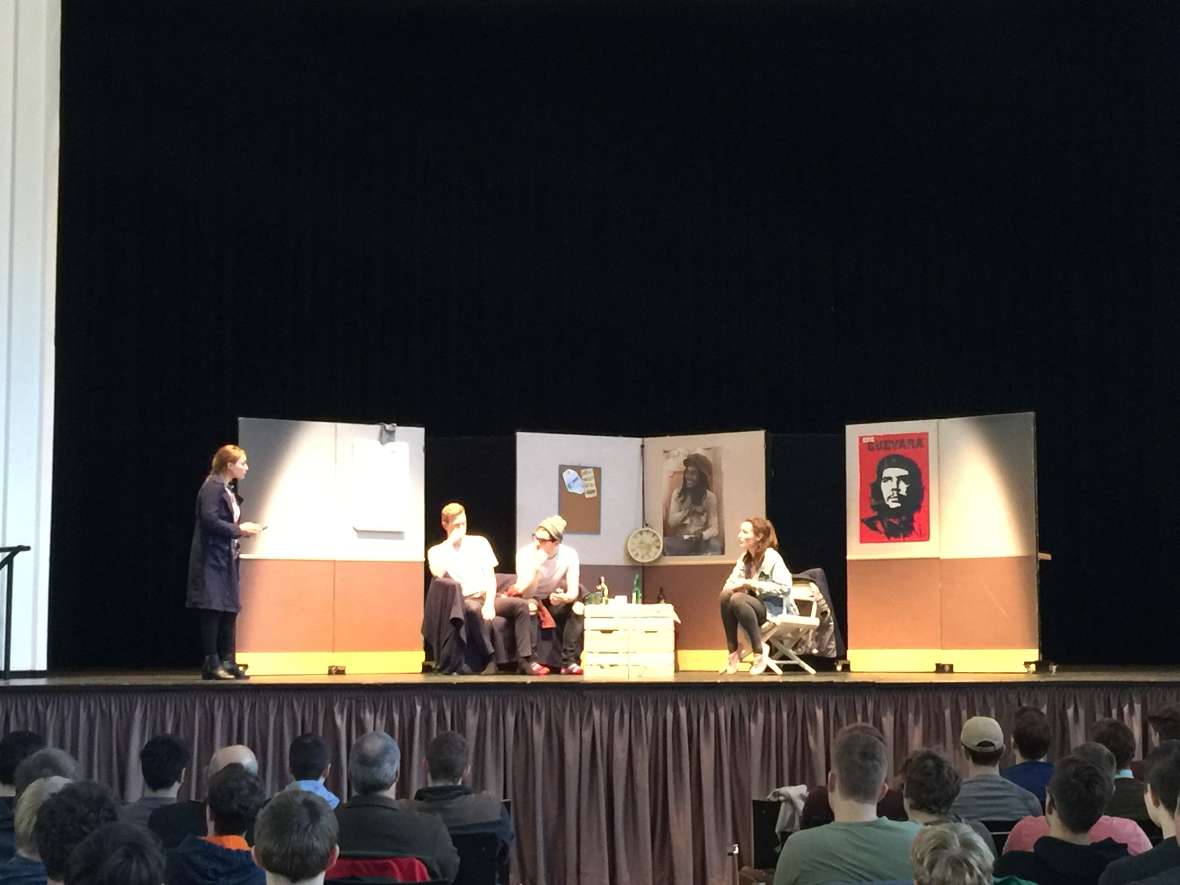 Inspector Whitsom befragt die Studenten