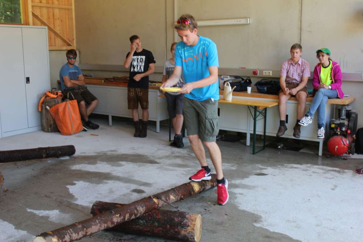 Balanceakt mit Wasserschale