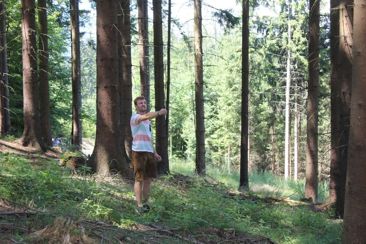 Ein Schüler des Aufbaulehrgangs beim Schätzen des Baumdurchmessers