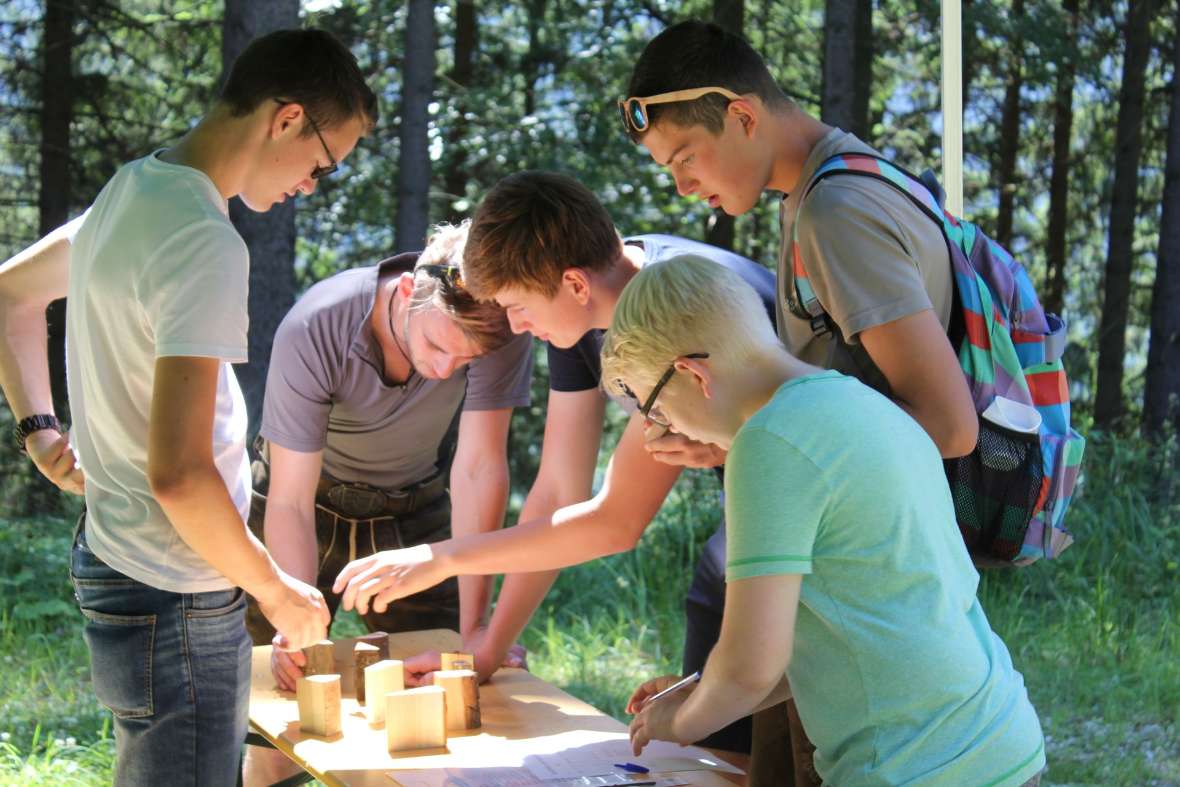 Ein Wettkampfteam vor Holzklötzchen