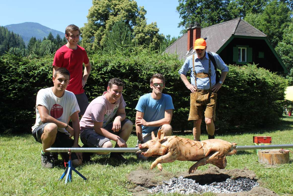 Beim Spanferkelgrillen