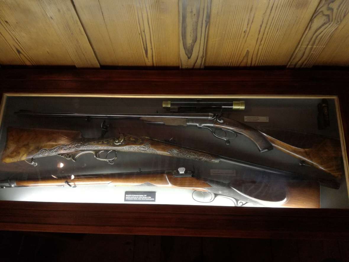 Ein altes Jagdgewehr in Vitrine