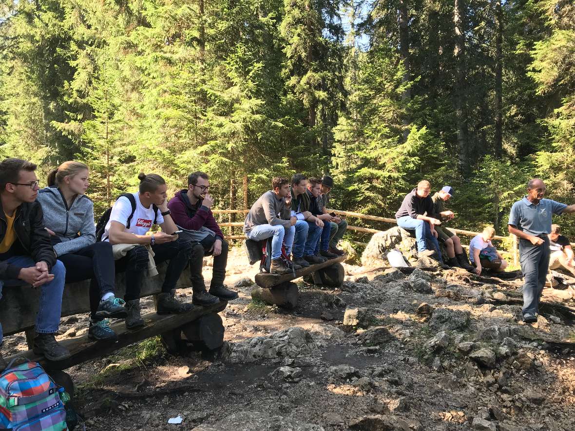 Schülerinnen und Schüler lauschen dem Vortrag im Wlad