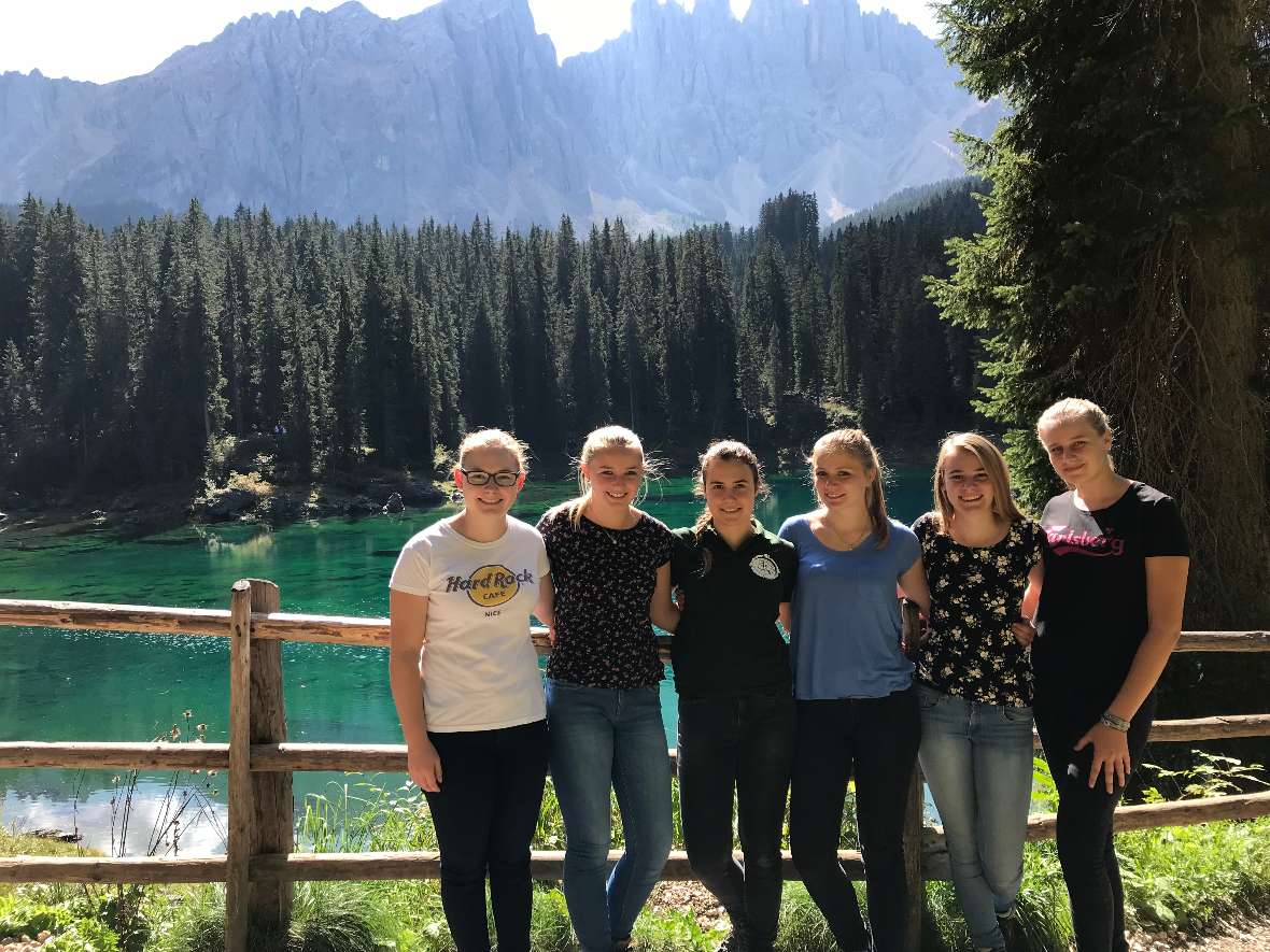 Schülerinnen am Karersee
