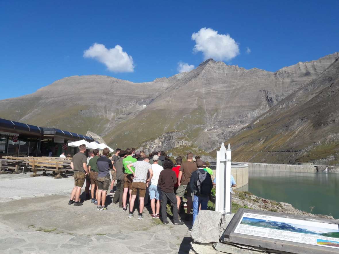 Die Schüler betrachten den Wasserspeicher