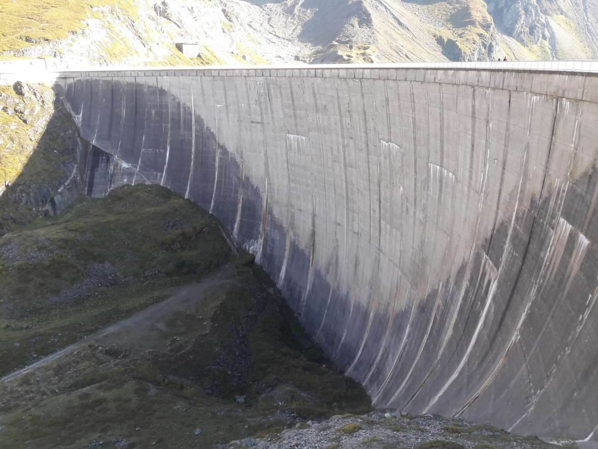 Staumauer in ganzer Länge