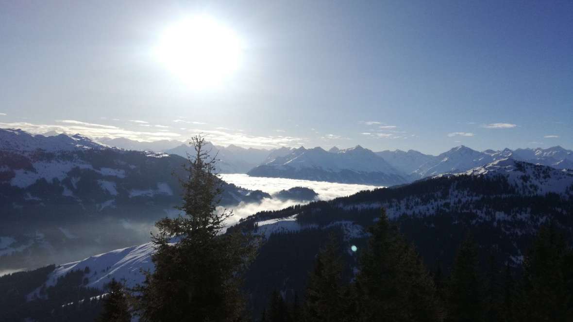 strahlend blauer Himmel und Berge