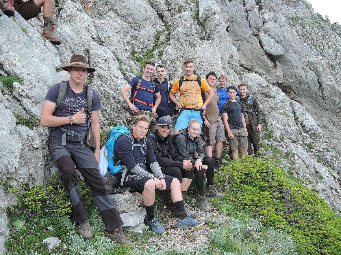 Rast in steiler Wand