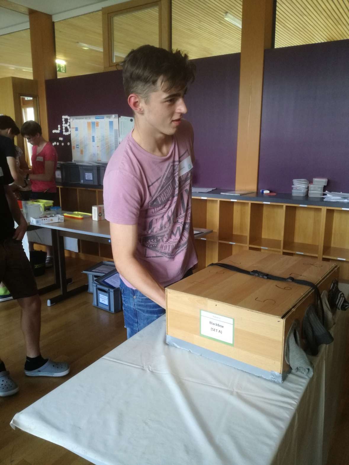 Schüler ertastet eine Bodenprobe