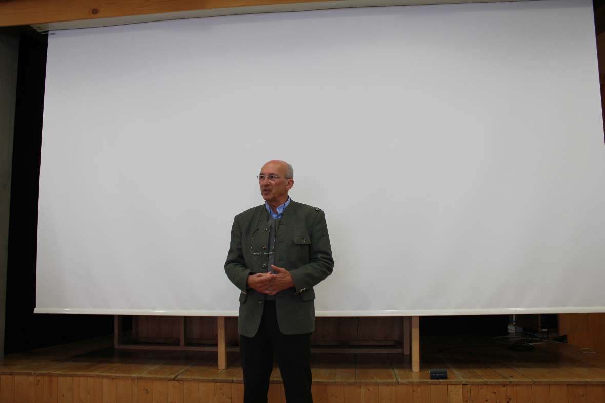Herr Doktor Weinfurter referiert