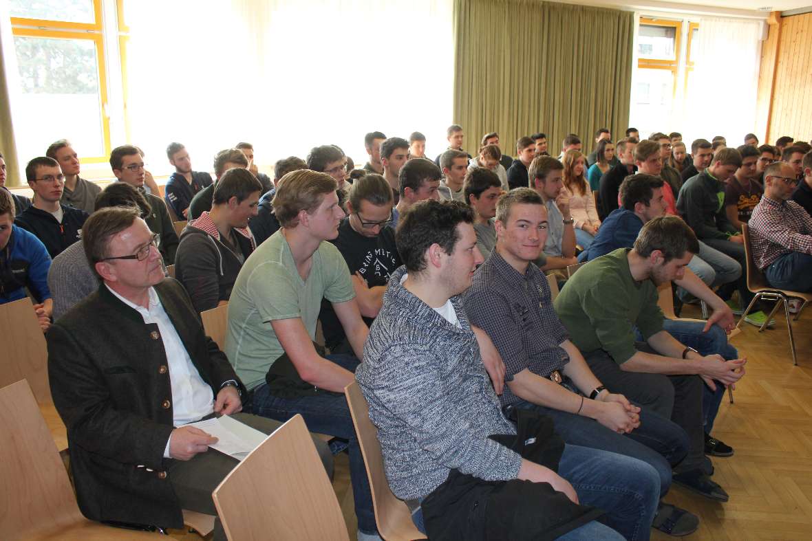 Schülerinnen und Schüler lauschen einem interessanten Vortrag