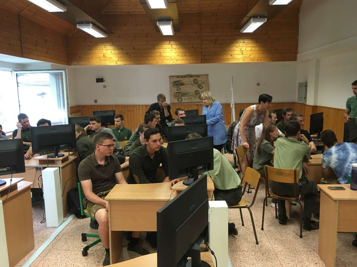 Kleingruppen beider Schulen vor dem PC