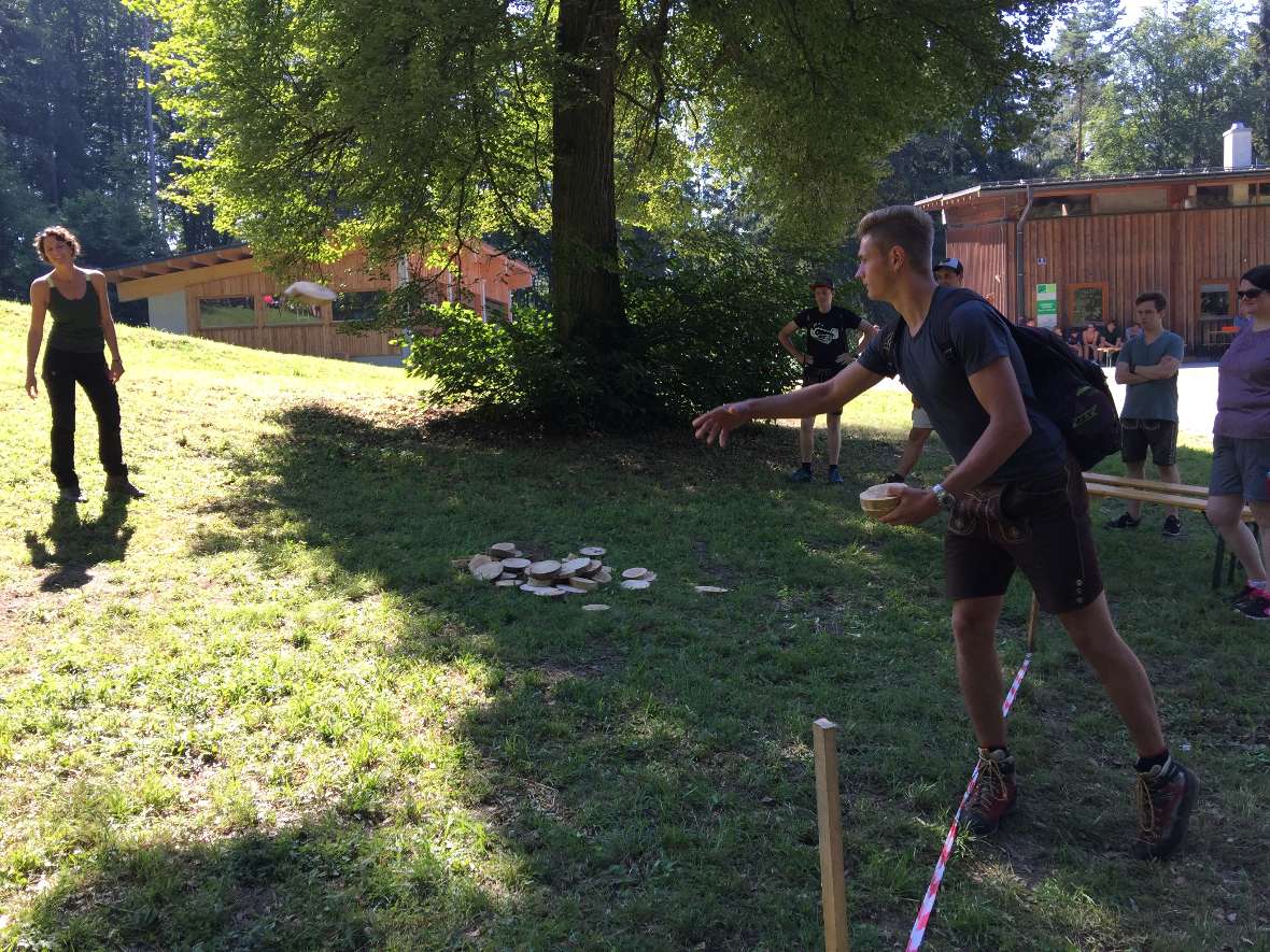 Der Sieger beim Holz-Frisbee