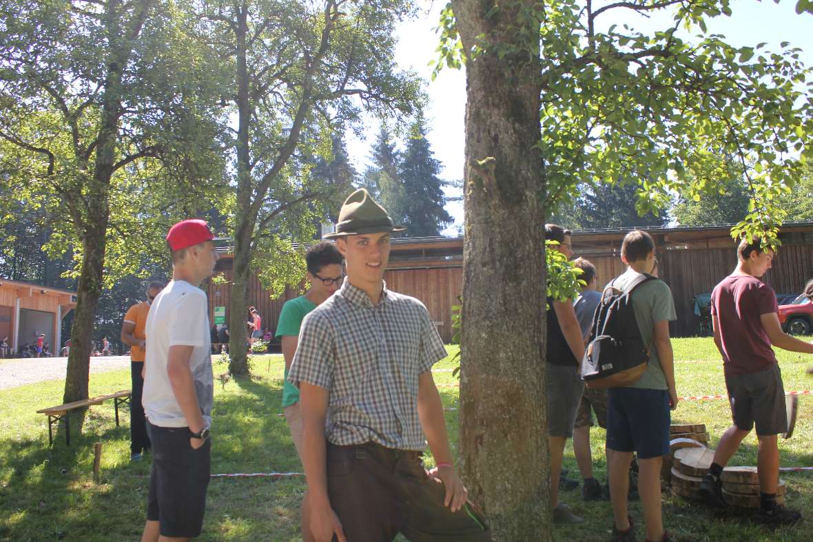 Schüler mit Jägerhut