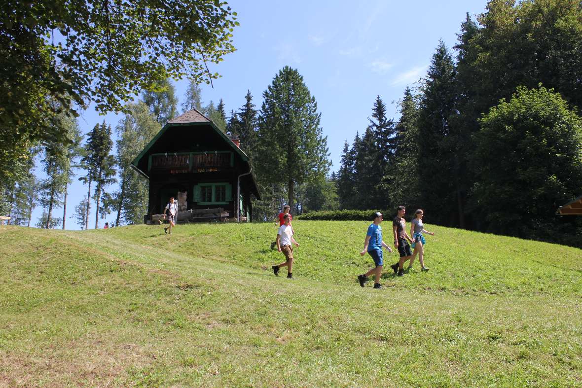 Eine Gruppe vor der Waldschule