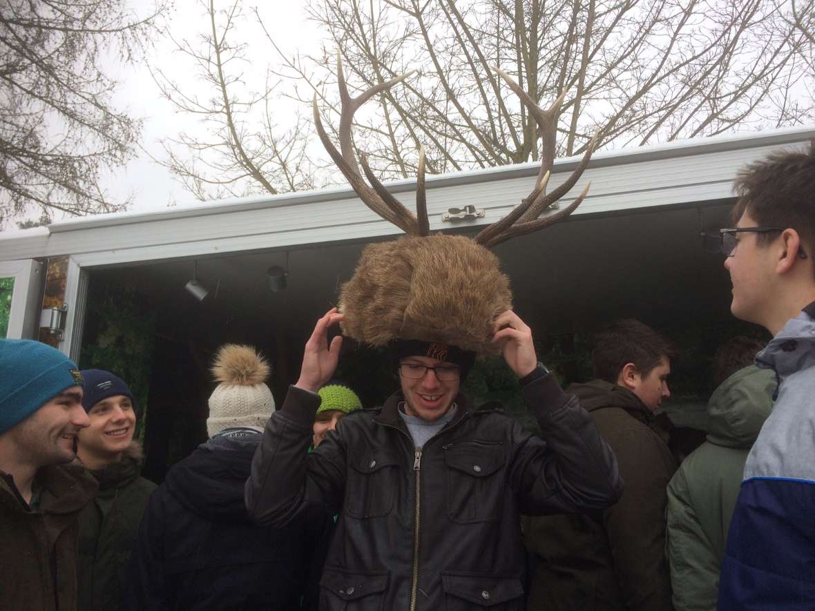 Eine kleidsame Fellmütze mit Geweih 