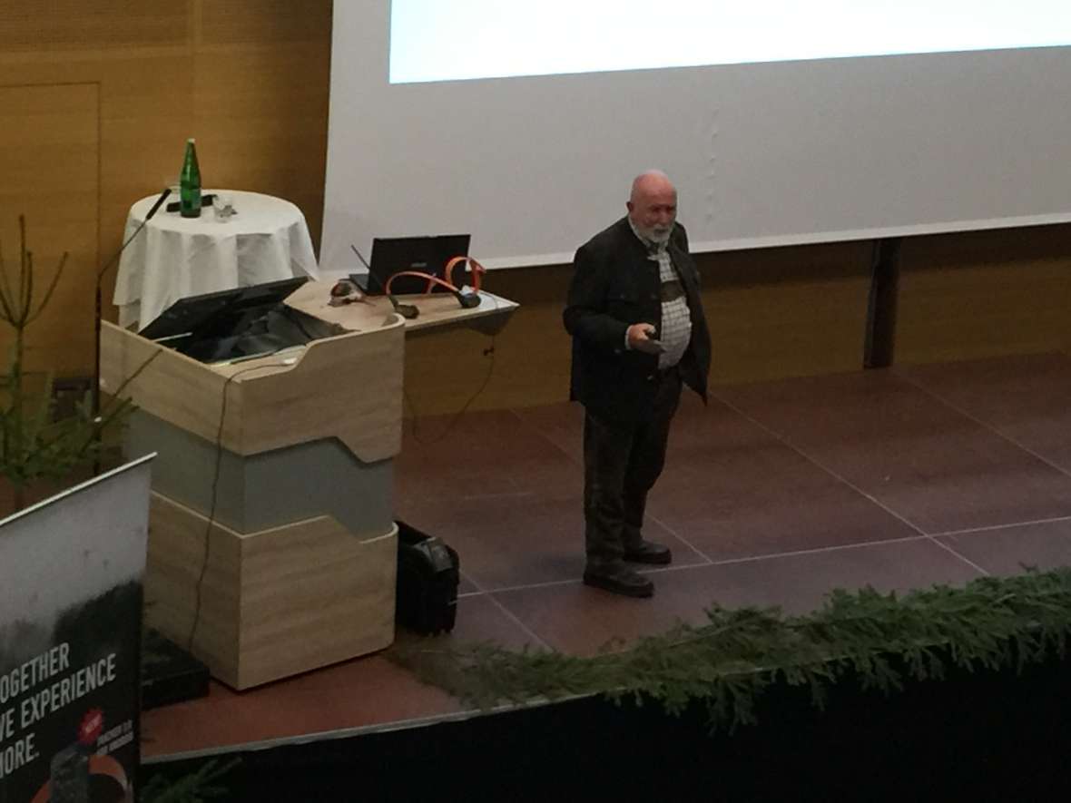 Referent Bruno Hespeler beginnt den Vortragsabend