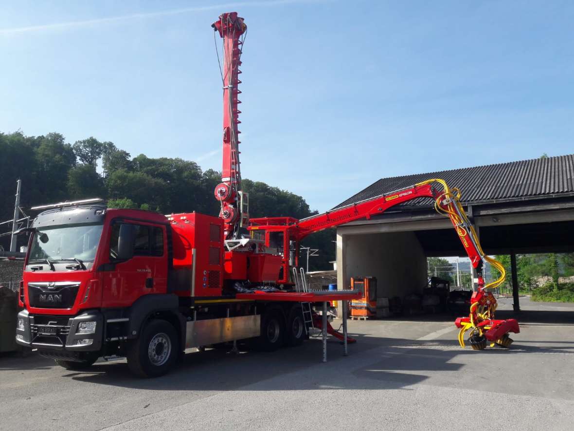 Seilkran mit Harvesterkopf auf LKW-Aufbau
