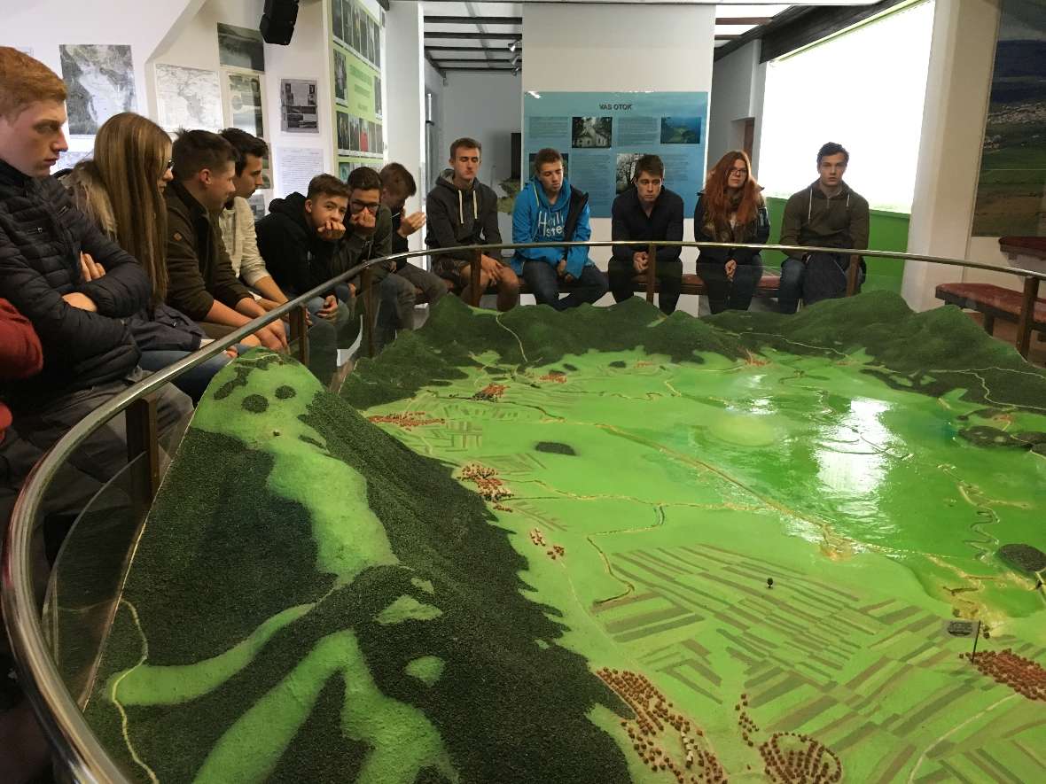 Beim Besichtigen eines Landschaftsbildes