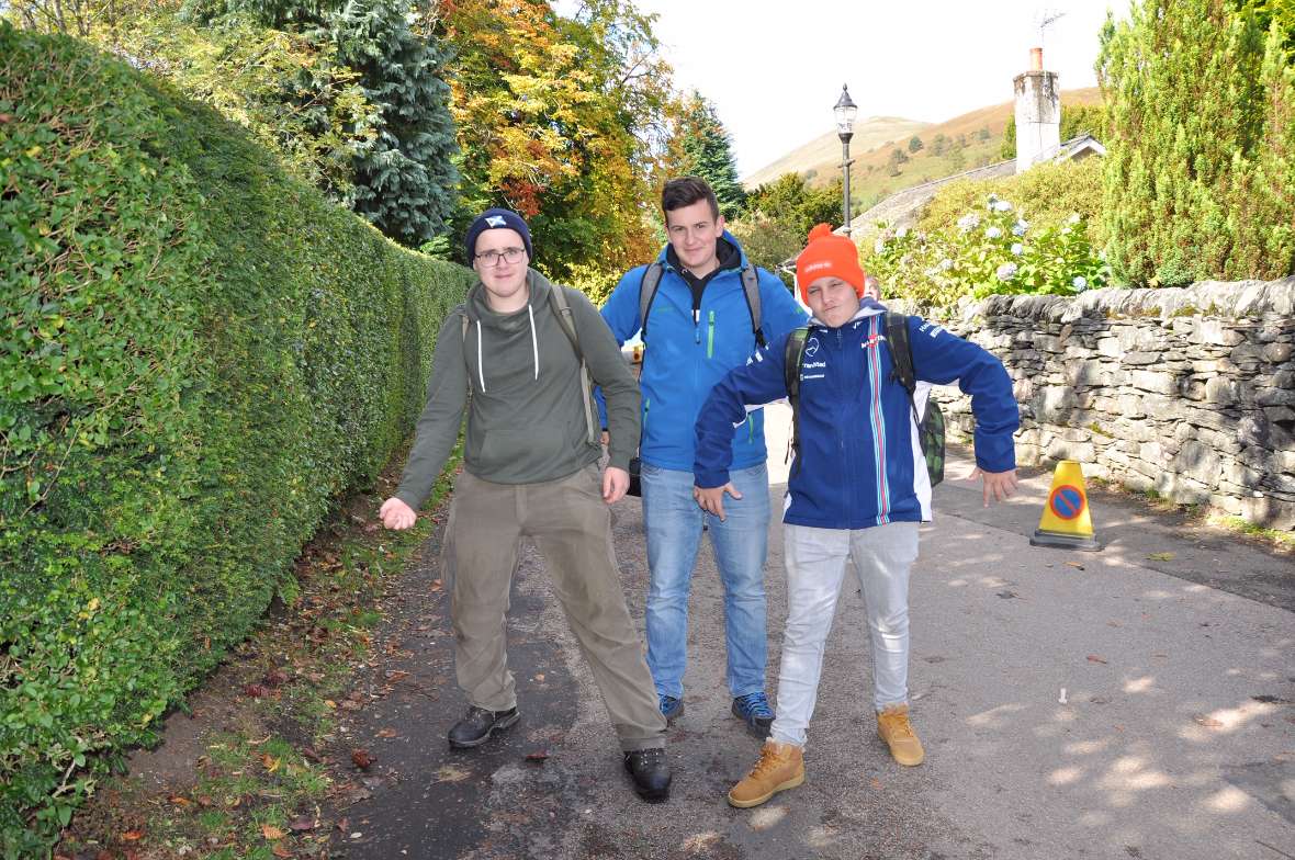 Drei Schüler auf einer Straße