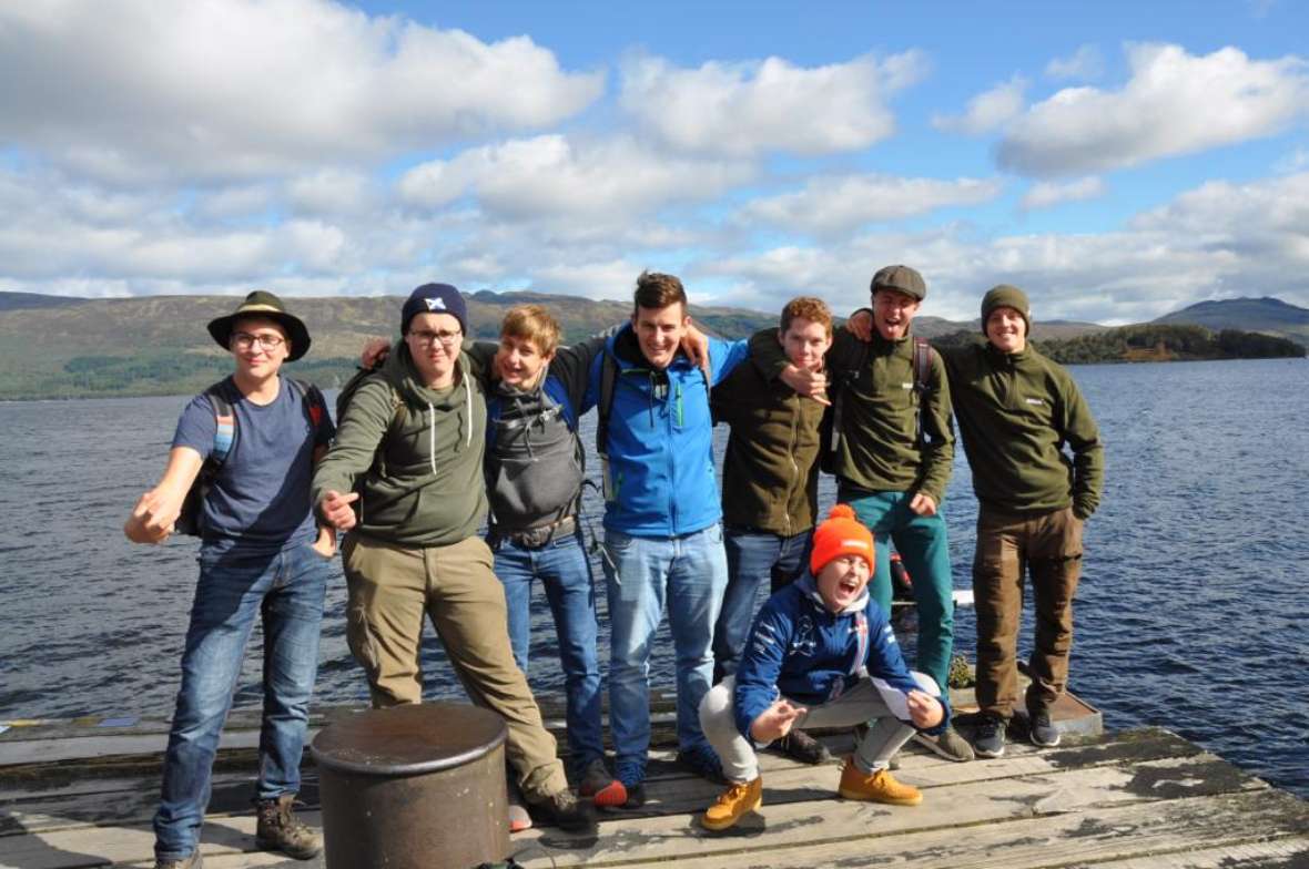 Schülergruppe auf einem Steg