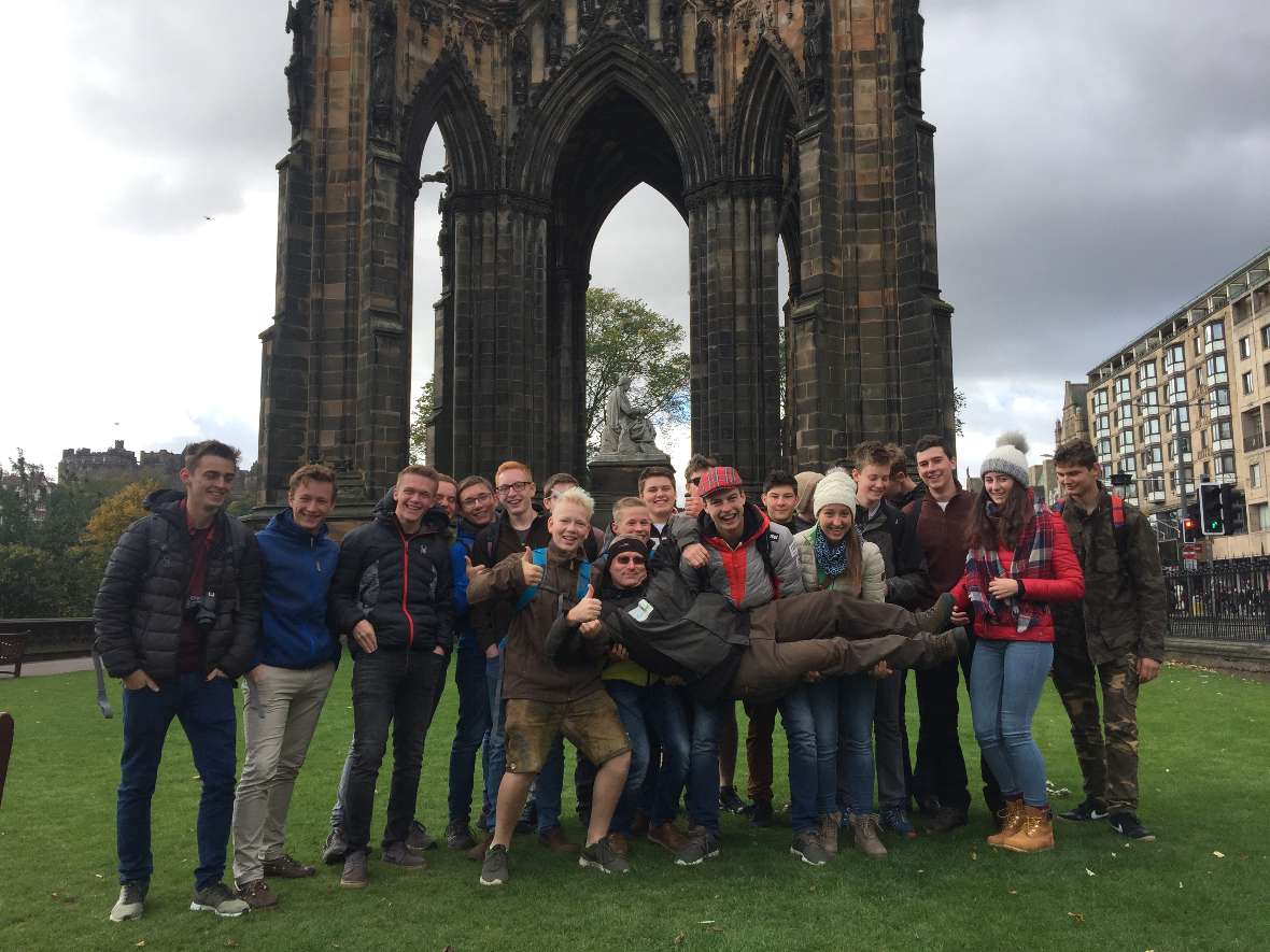 Die Klasse vor dem Scott Monument