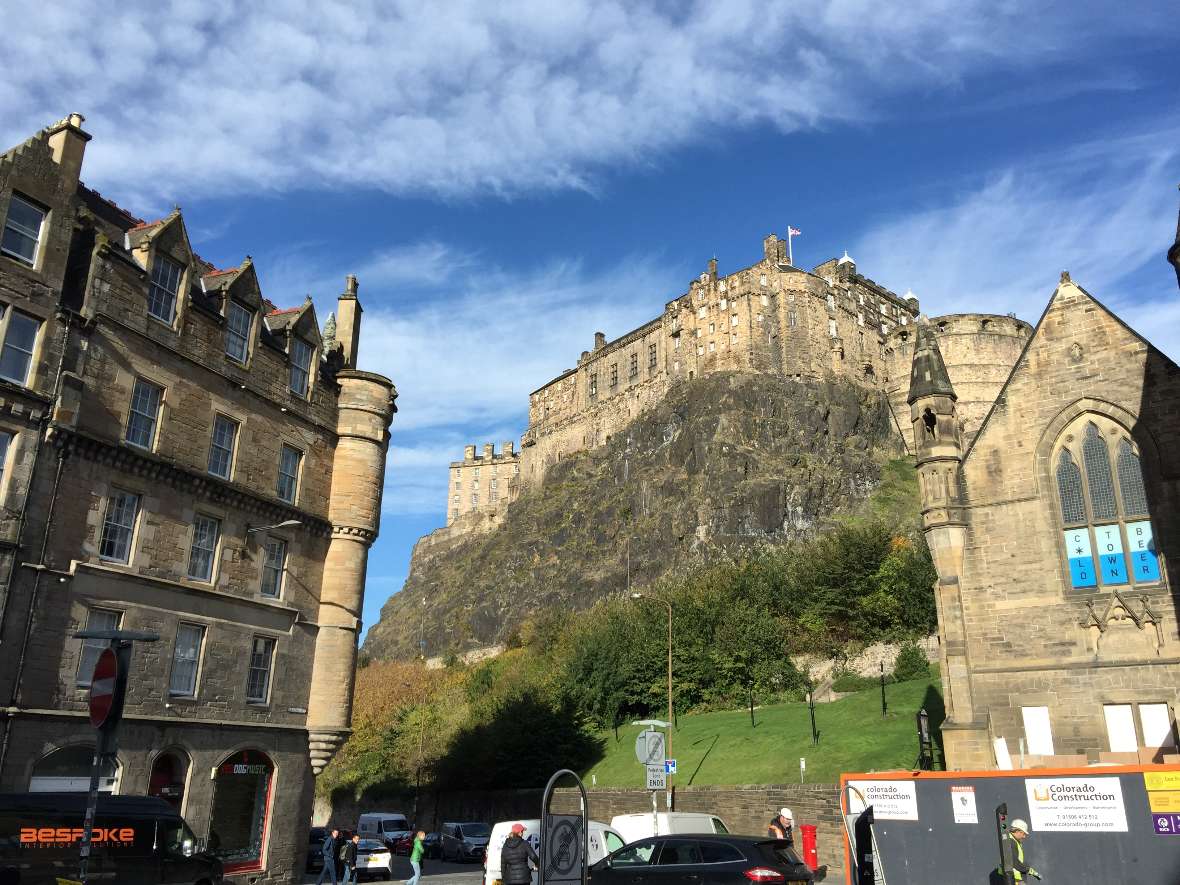Blick vom Grassmarket auf die massive Burganlage