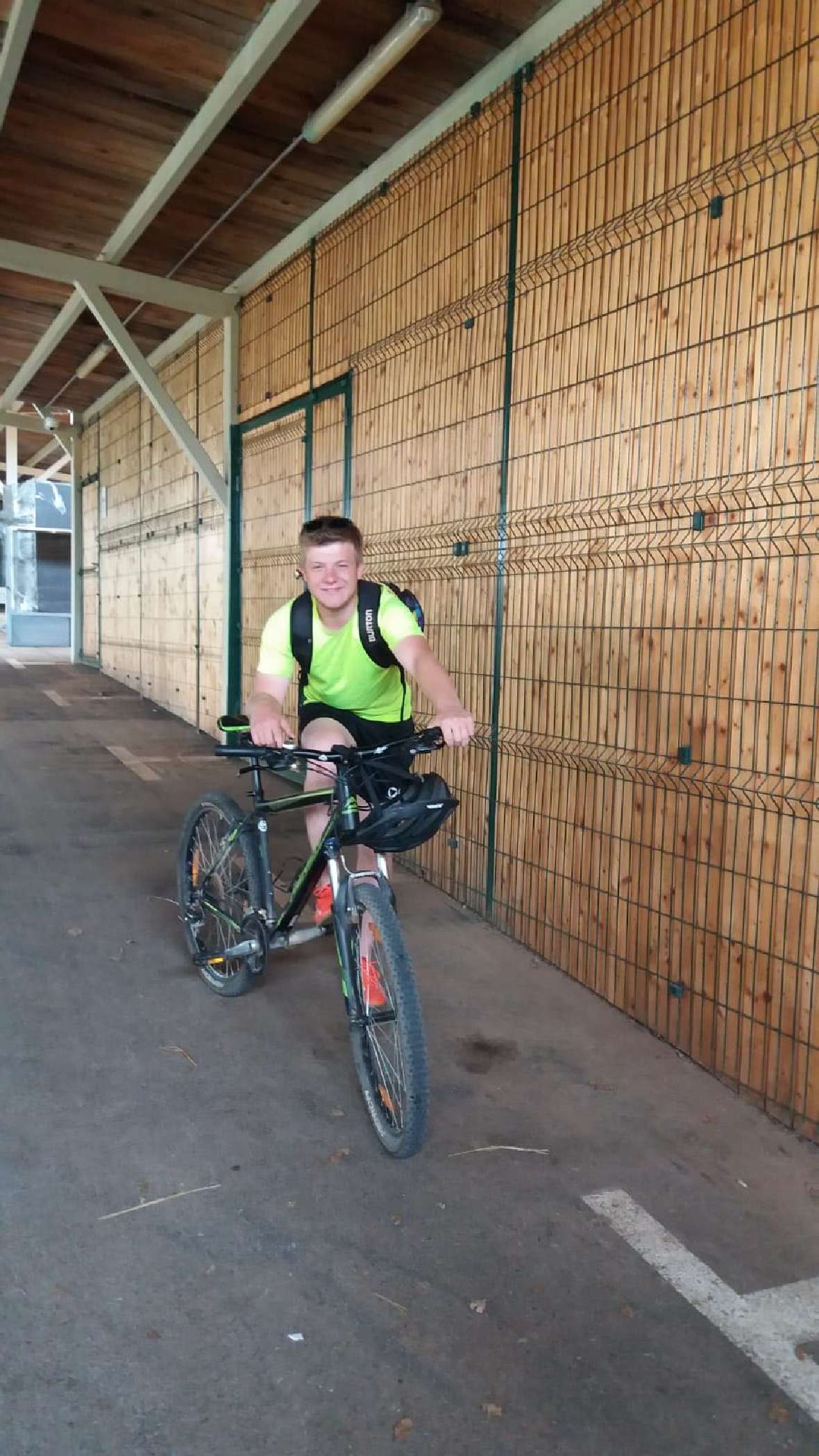 Ein Schüler auf dem Rad
