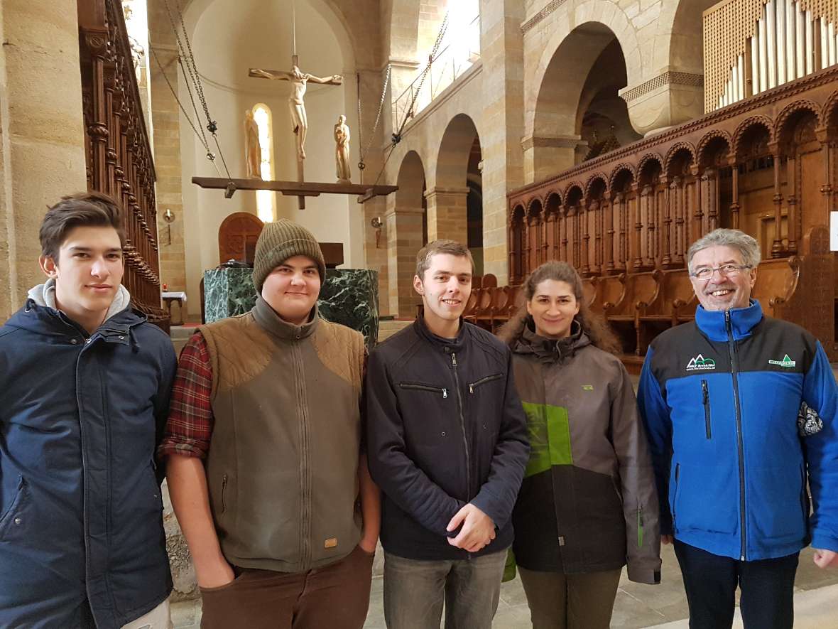 Schülerinnen uns Schüler mit Religionslehrer