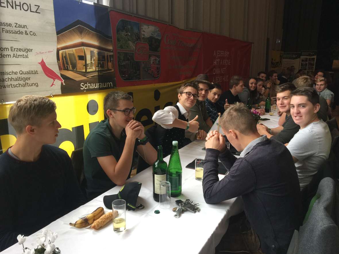 Schüler uns Schülerinnen im Festsaal in Krieglach