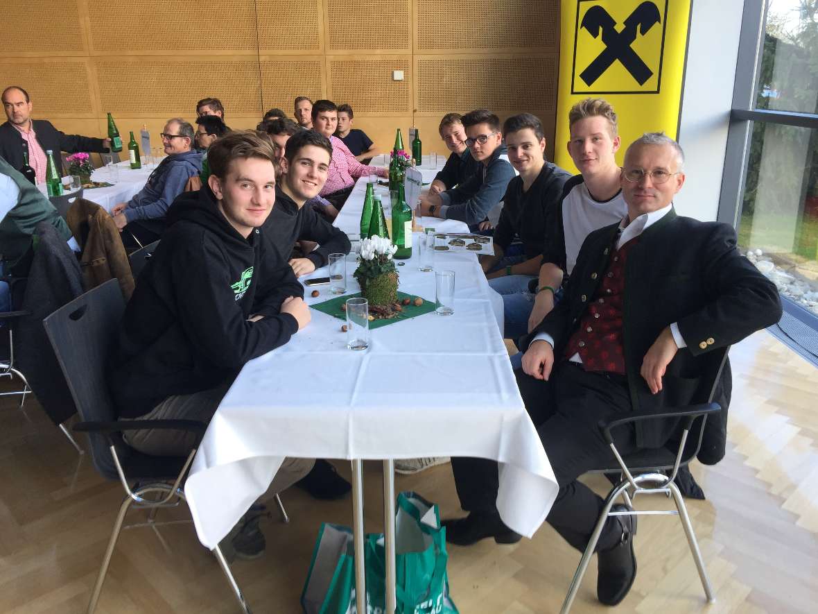 Schüler des Aufbaulehrgangs mit Professor