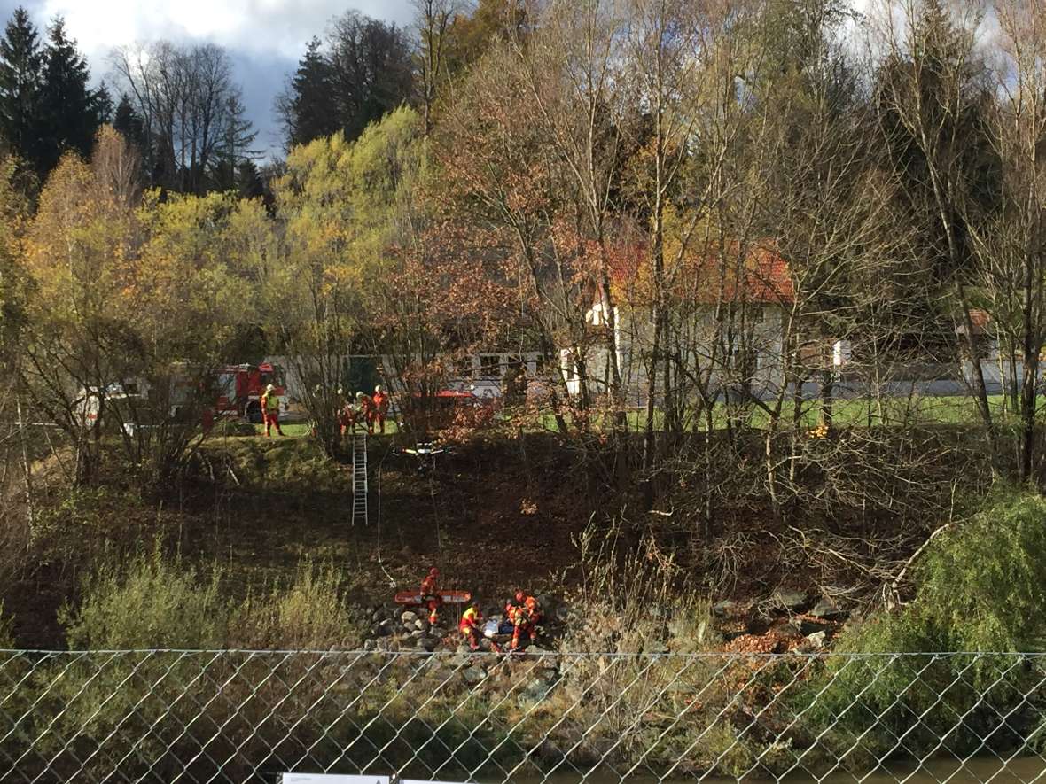 Vorführung einer Rettungskette am Mürzufer