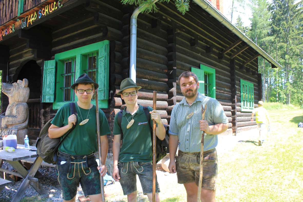 Angehende Waldpaedagogen vor der Waldschule