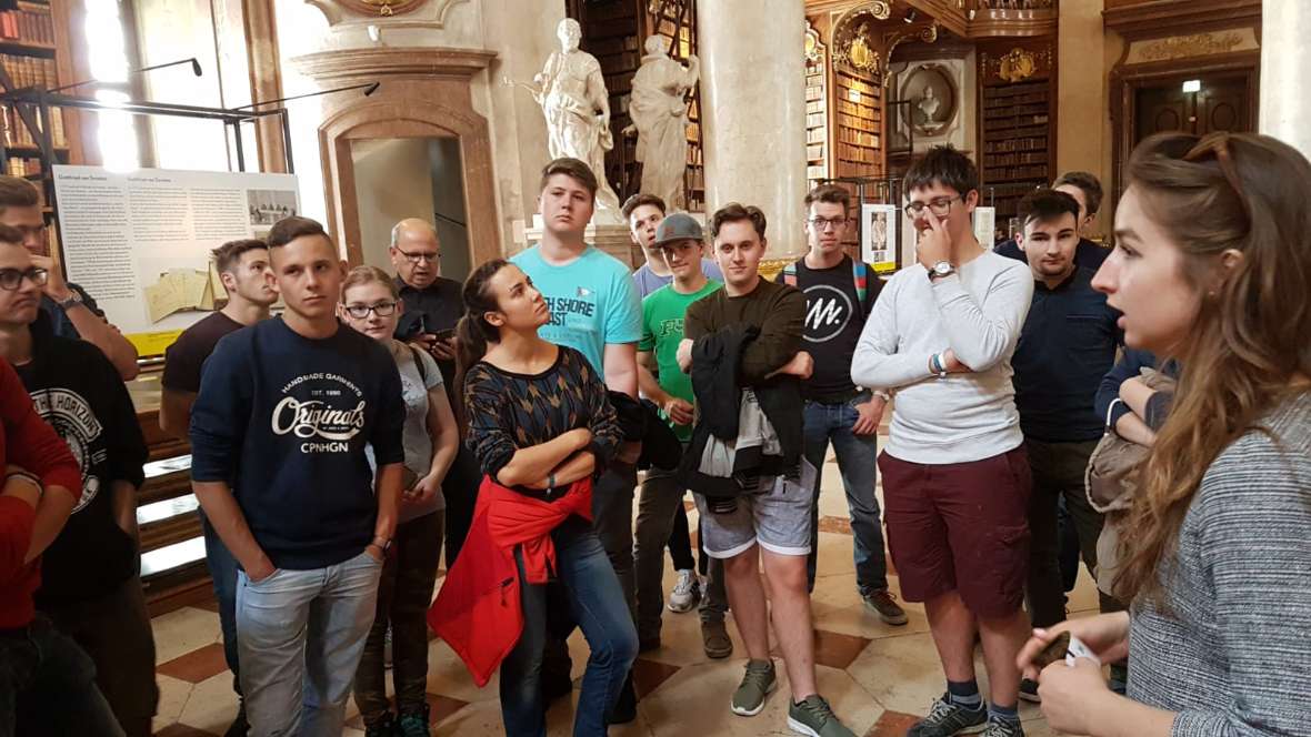 Schülergruppe in der Nationalbibliothek