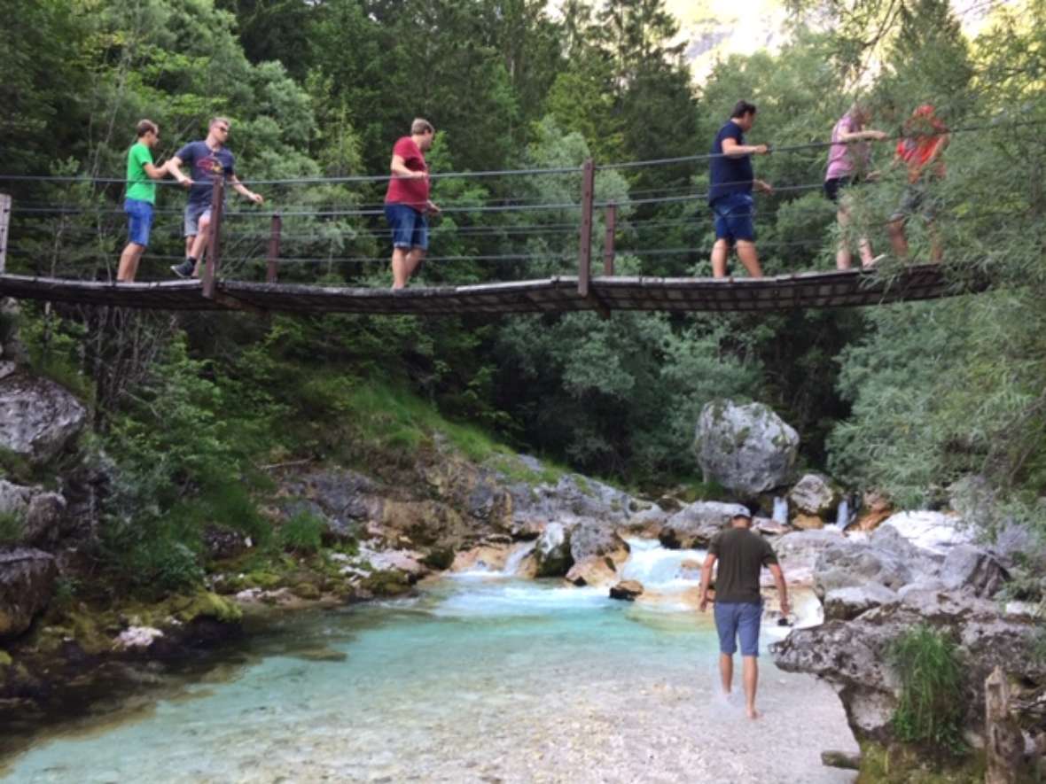 Schüler des AL2 auf einer Hängebrücke