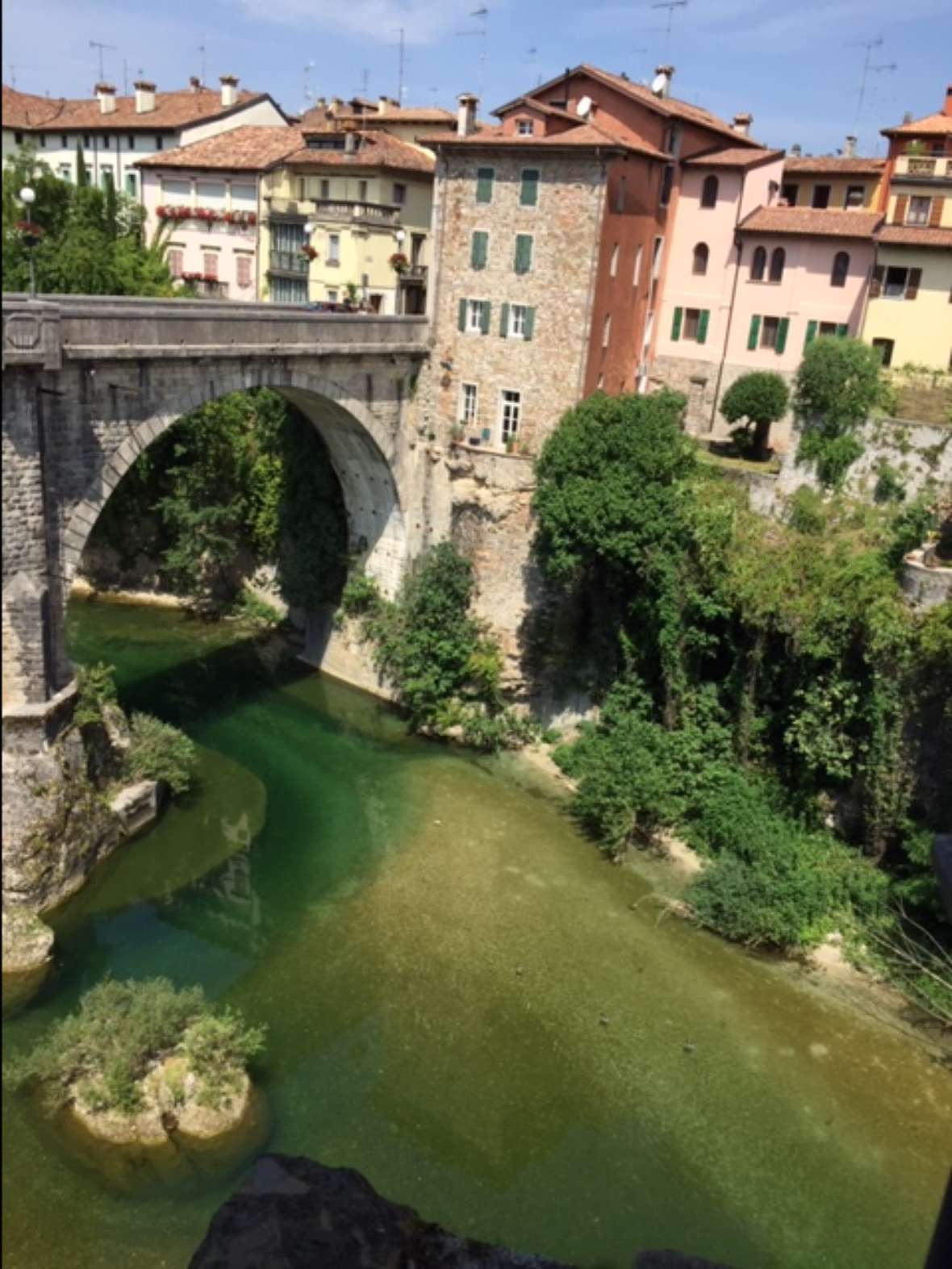 Flußbett tief unter der Stadt mit Brücke