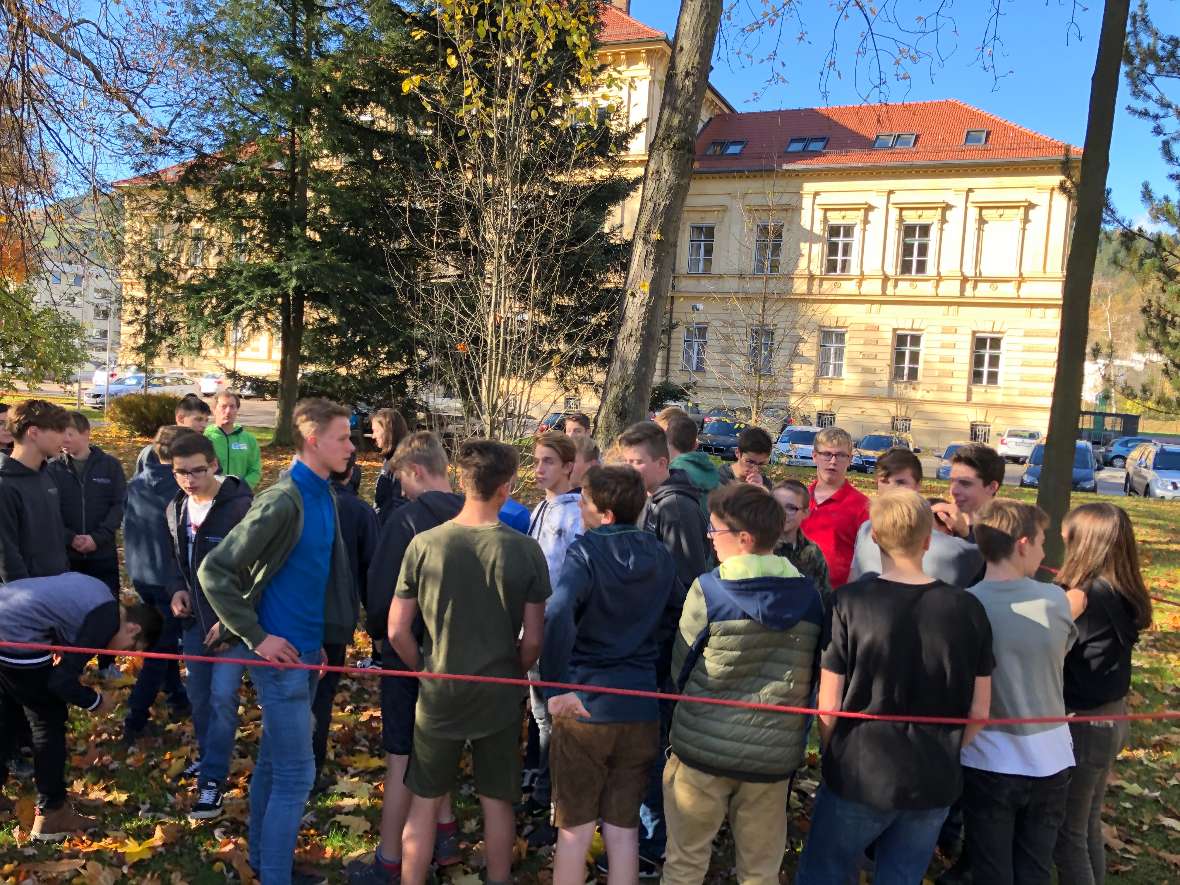 Schülerinnen und Schüler der ersten Jahrgänge im Park vor dem alten Schulgebäude